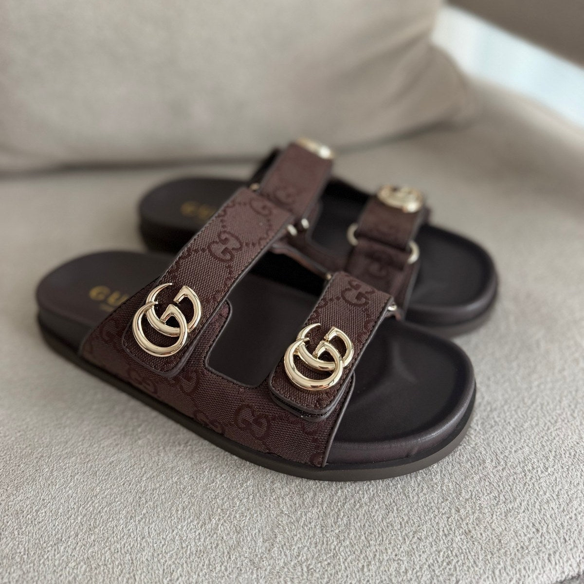 Gucci sandals במלאי