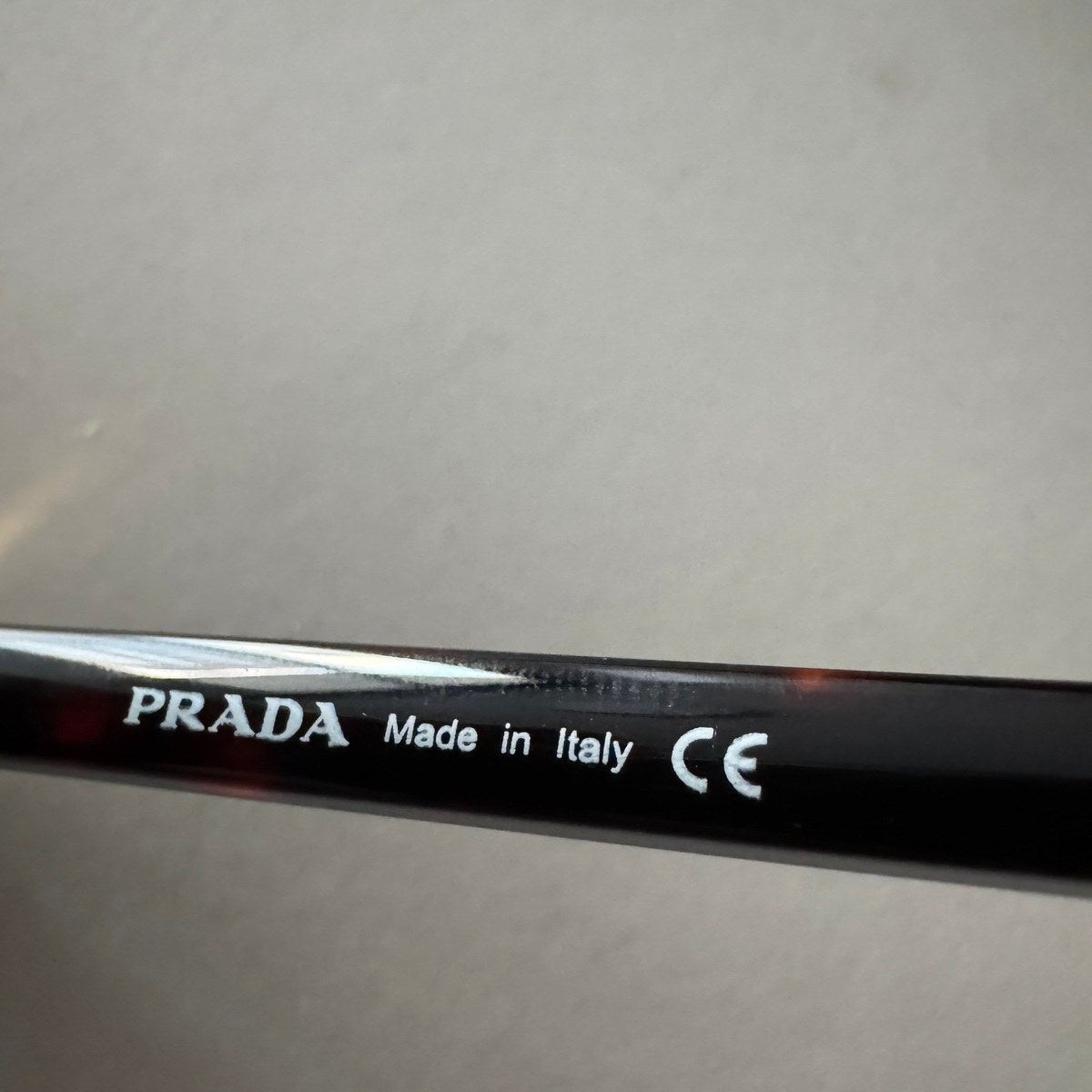 PRADA - משקפי שמש לוגו