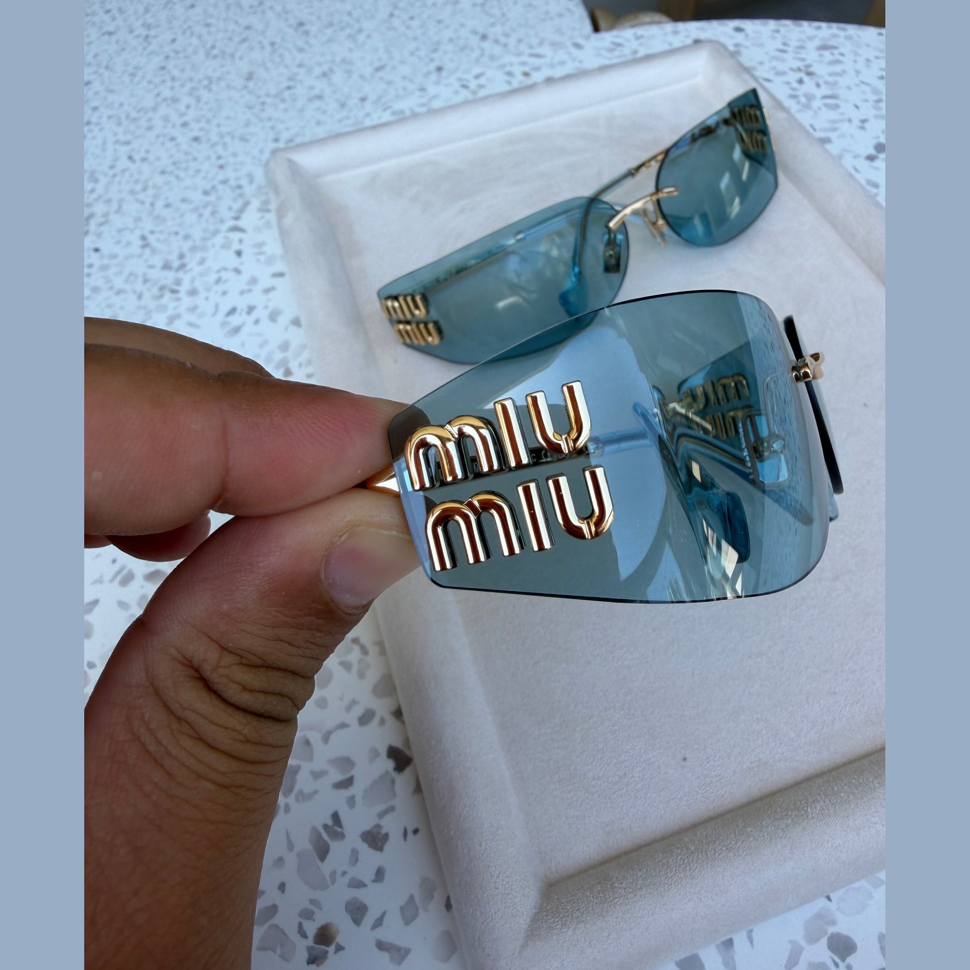 מיו מיו מסך צר במלאי