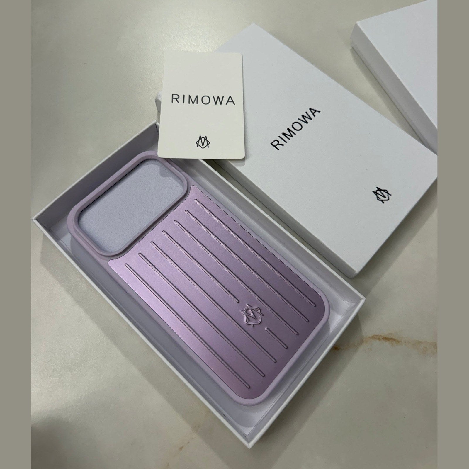 Rimowa 17 פרו מקס במלאי