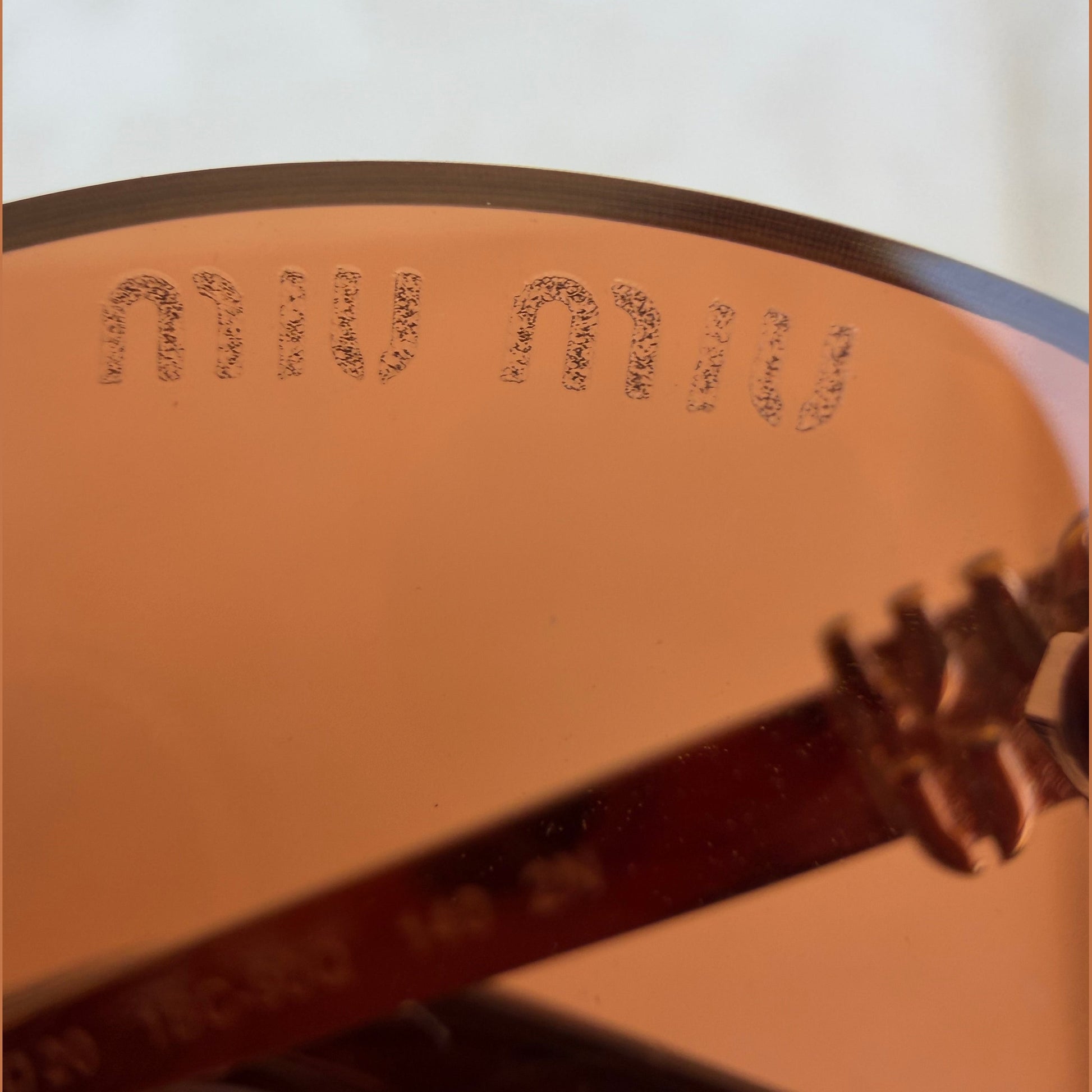 מיו מיו Oval במלאי