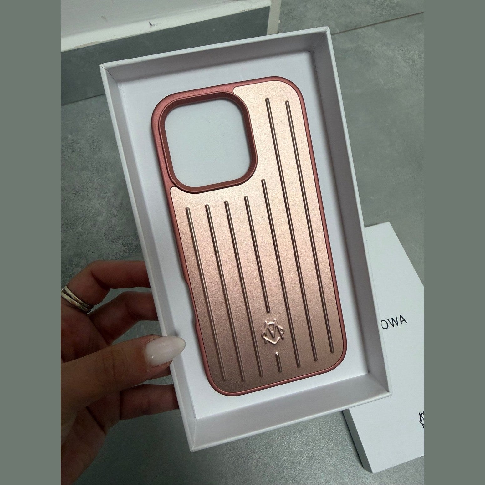 מגן rimowa אייפון 16 פרו במלאי