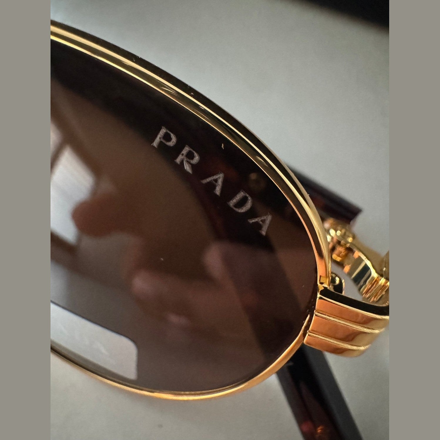 PRADA - משקפי שמש לוגו