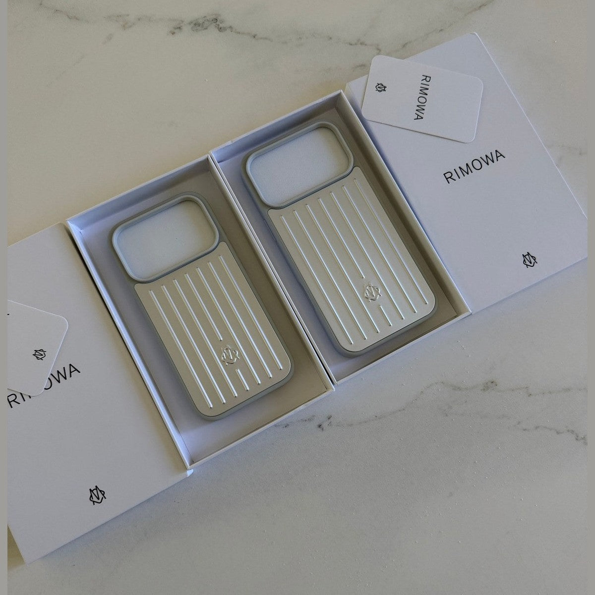 RIMOWA  מגן אייפון 17 פרו כסוף