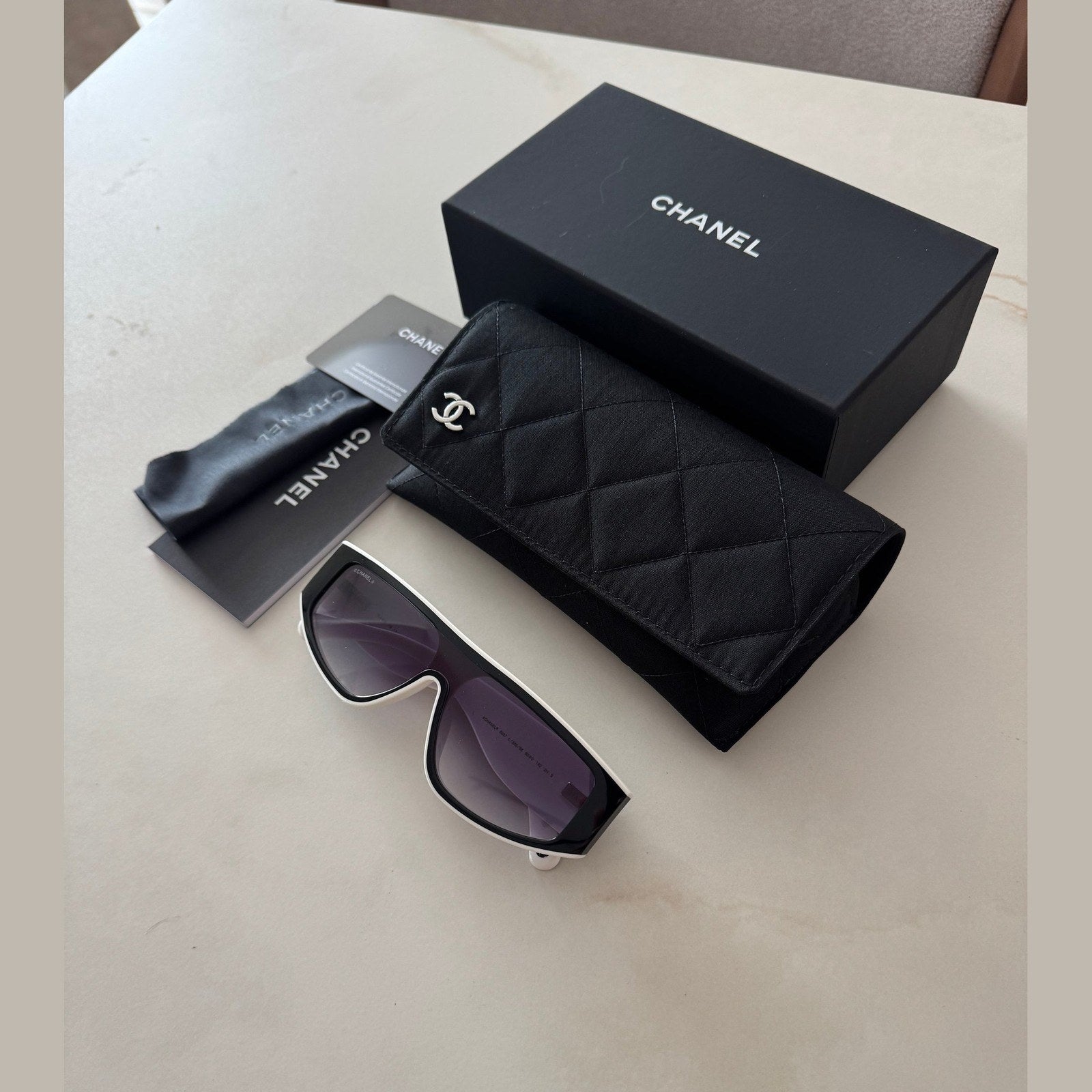 משקפי שמש CHANEL שחור לבן