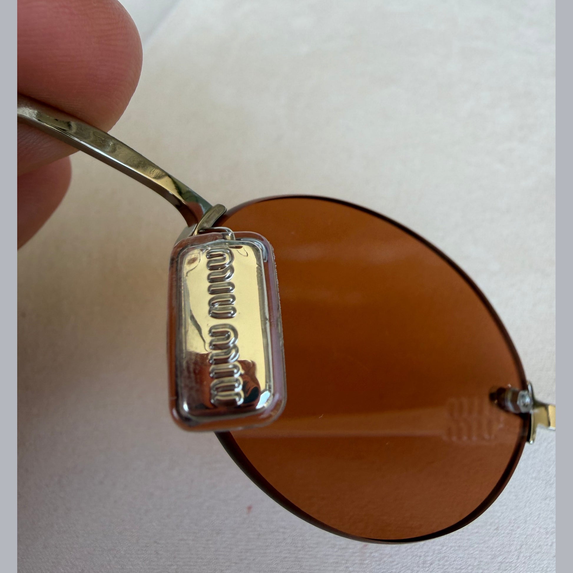 מיו מיו Oval במלאי