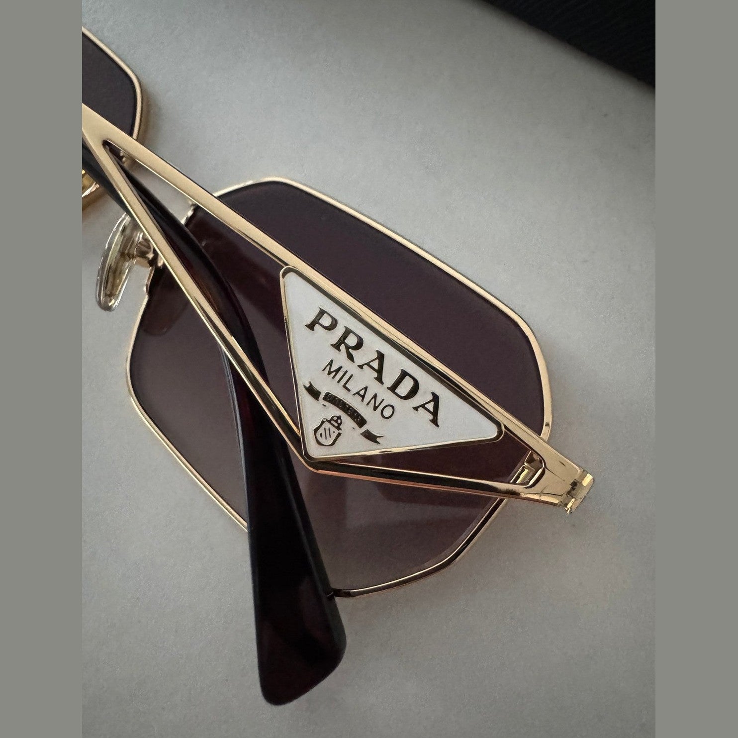 PRADA - משקפי שמש לוגו