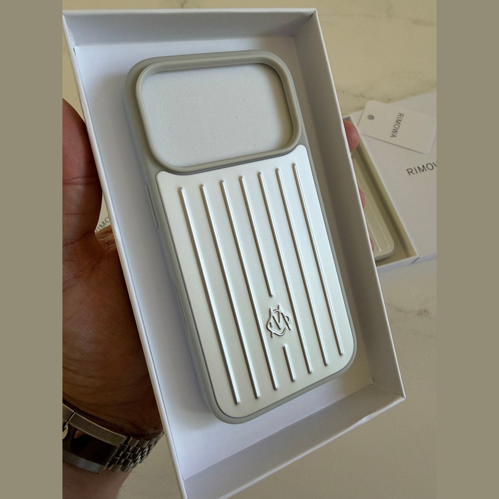 Image of RIMOWA  מגן אייפון 17 פרו כסוף