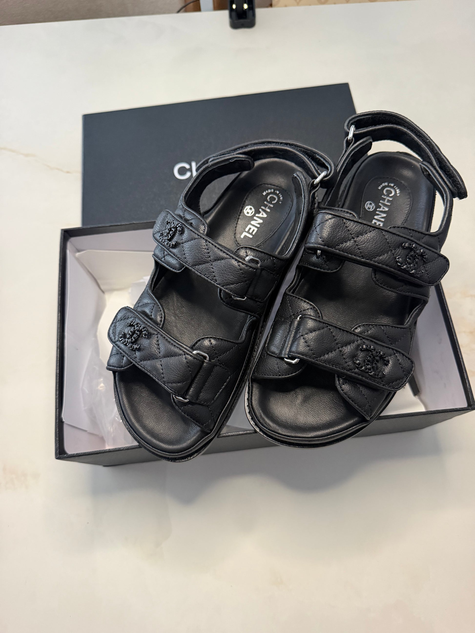 Chanel sandals במלאי