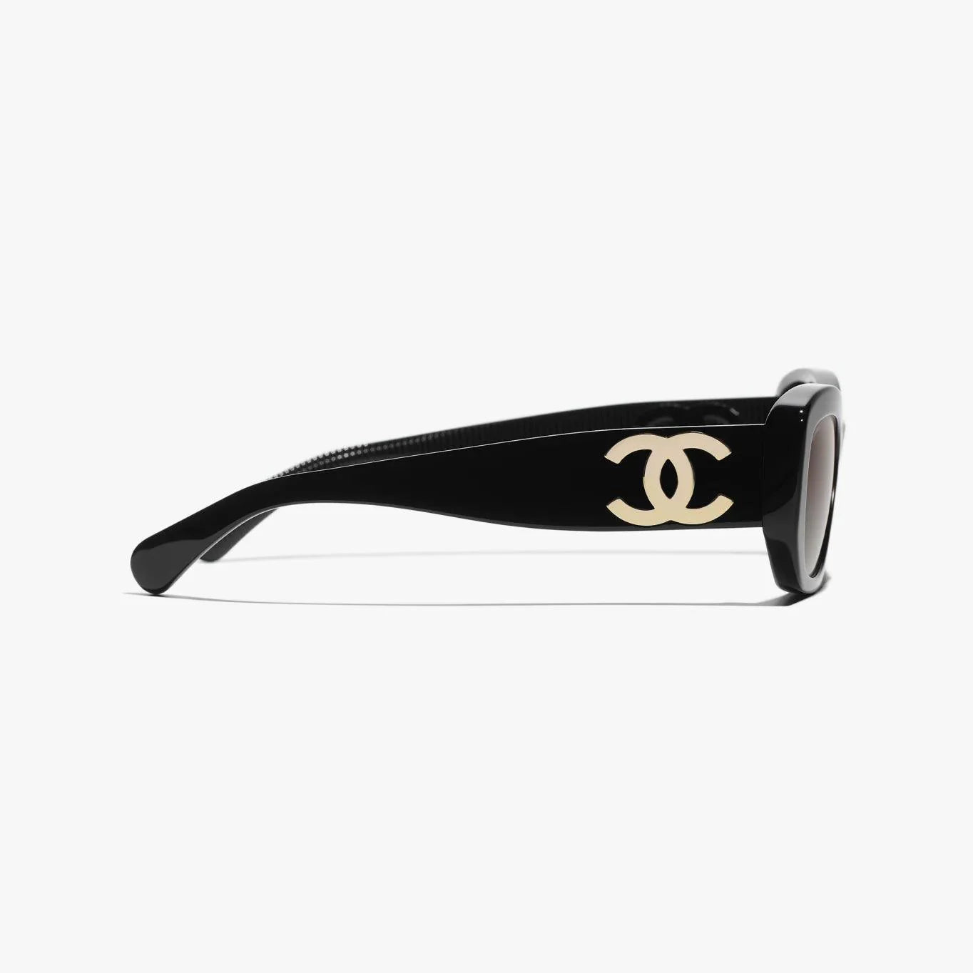 Image of משקפי שמש CHANEL שחורים עם מסגרת פלסטיק משולב, מגנים 100% מפני UVA/UVB, רפידות אף מתכווננות, מגיעים באריזת מותג.