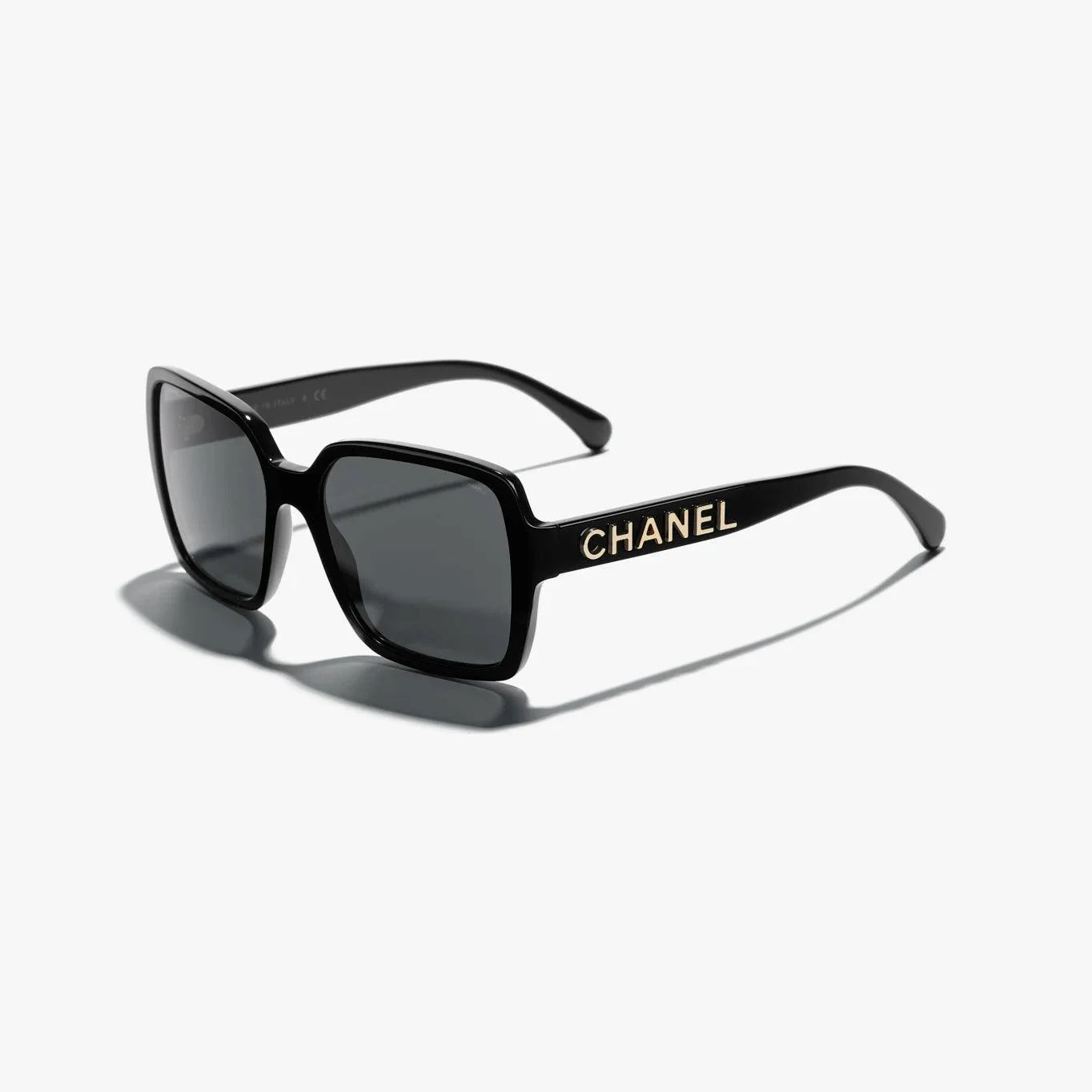 משקפי שמש CHANEL, מסגרת פלסטיק משולב, צבע שחור, משקפיים לוגו, הגנה 100% UVA/UVB.