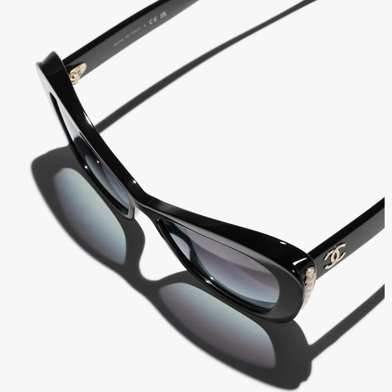 משקפי שמש CHANEL, מסגרת פלסטיק משולב, צבע שחור, הגנה 100% מפני UVA/UVB, מתאימות לעדשות ראיה, משקפיים לוגו.