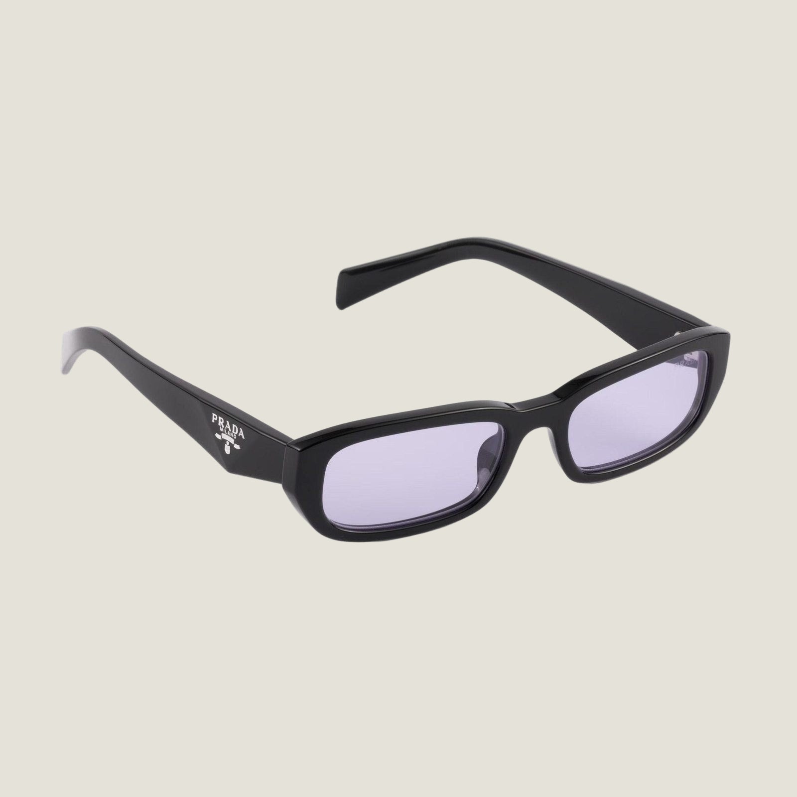 Black plastic sunglasses with logo P, UVA/UVB protection, adjustable nose pads.