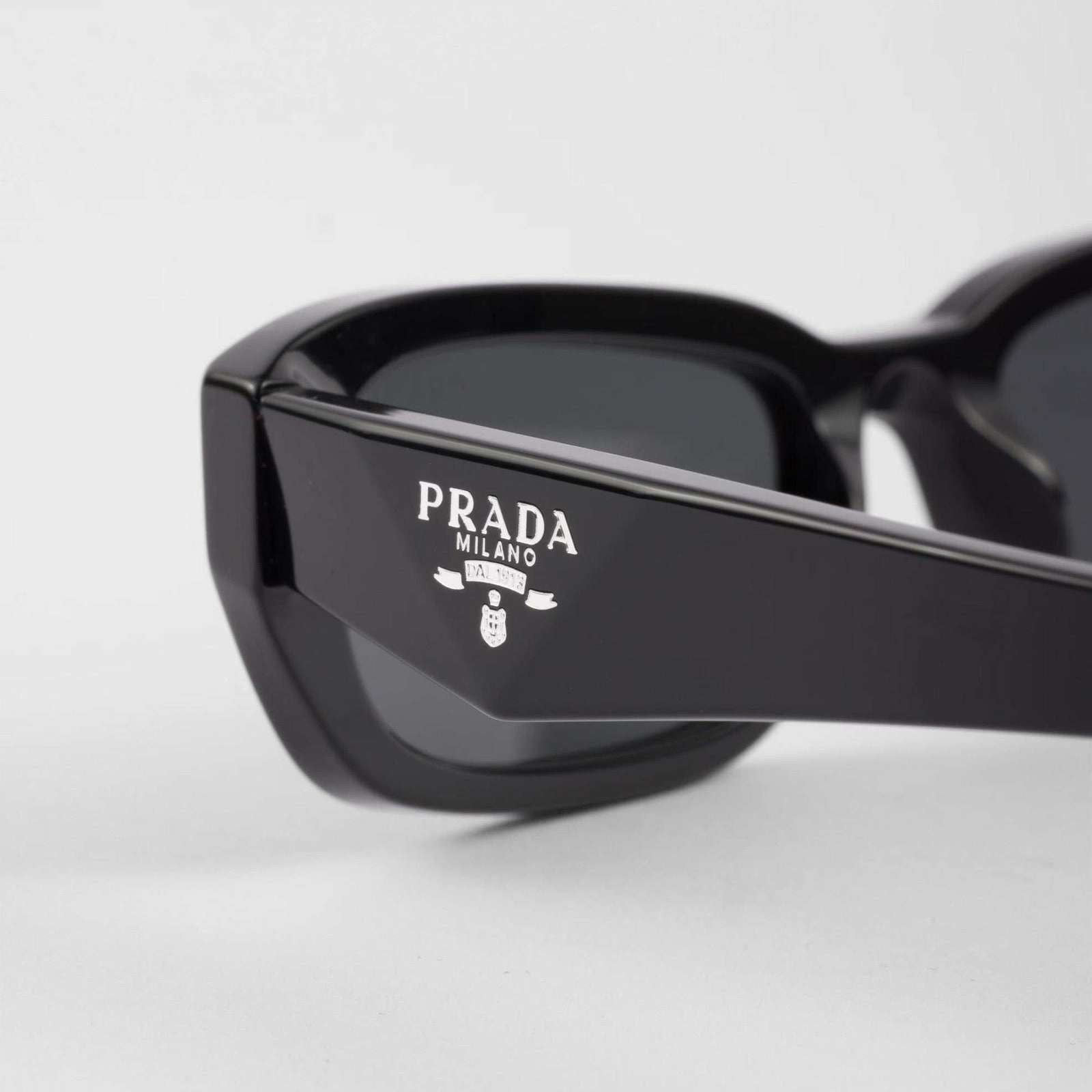 PRADA - משקפי שמש לוגו