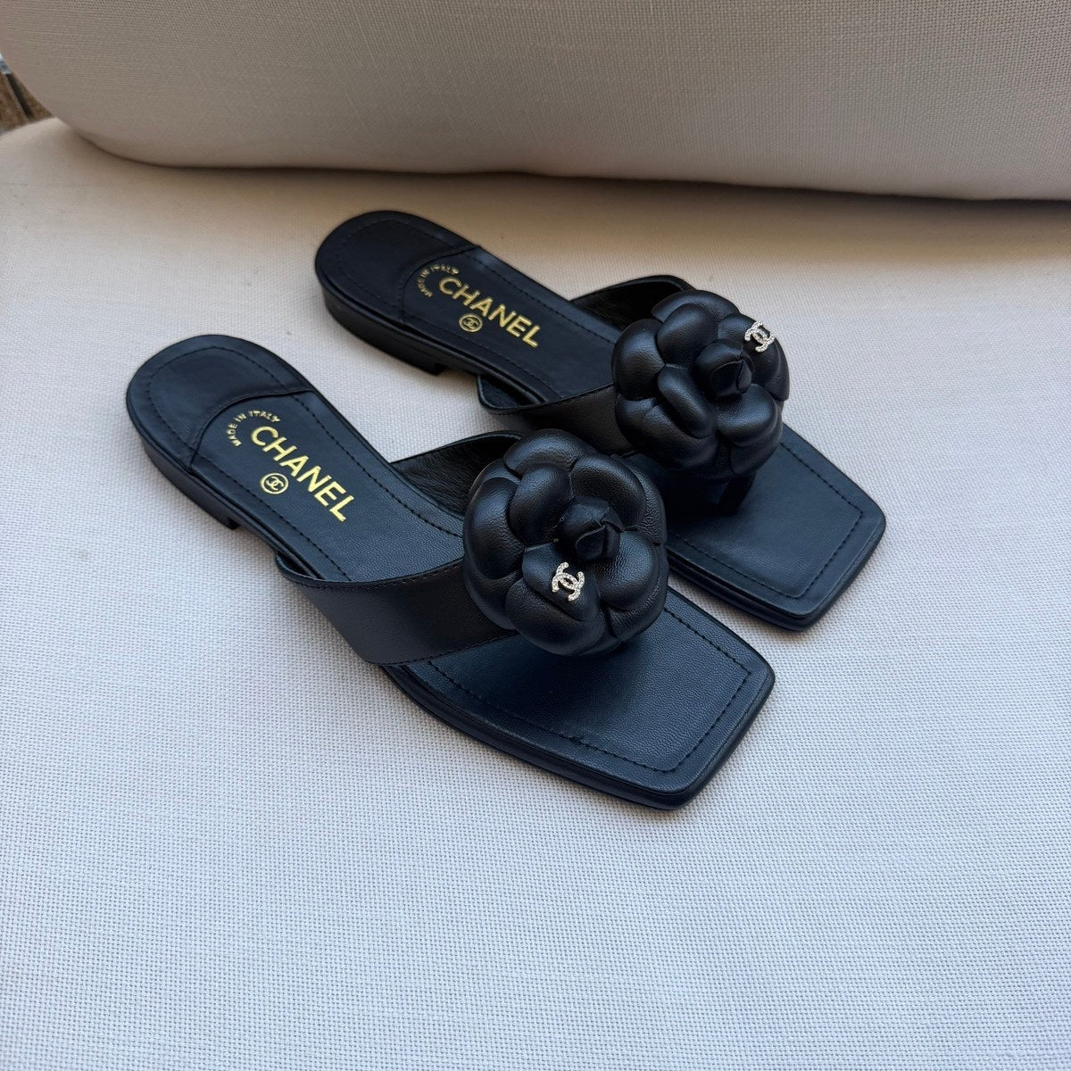 Chanel sandals במלאי