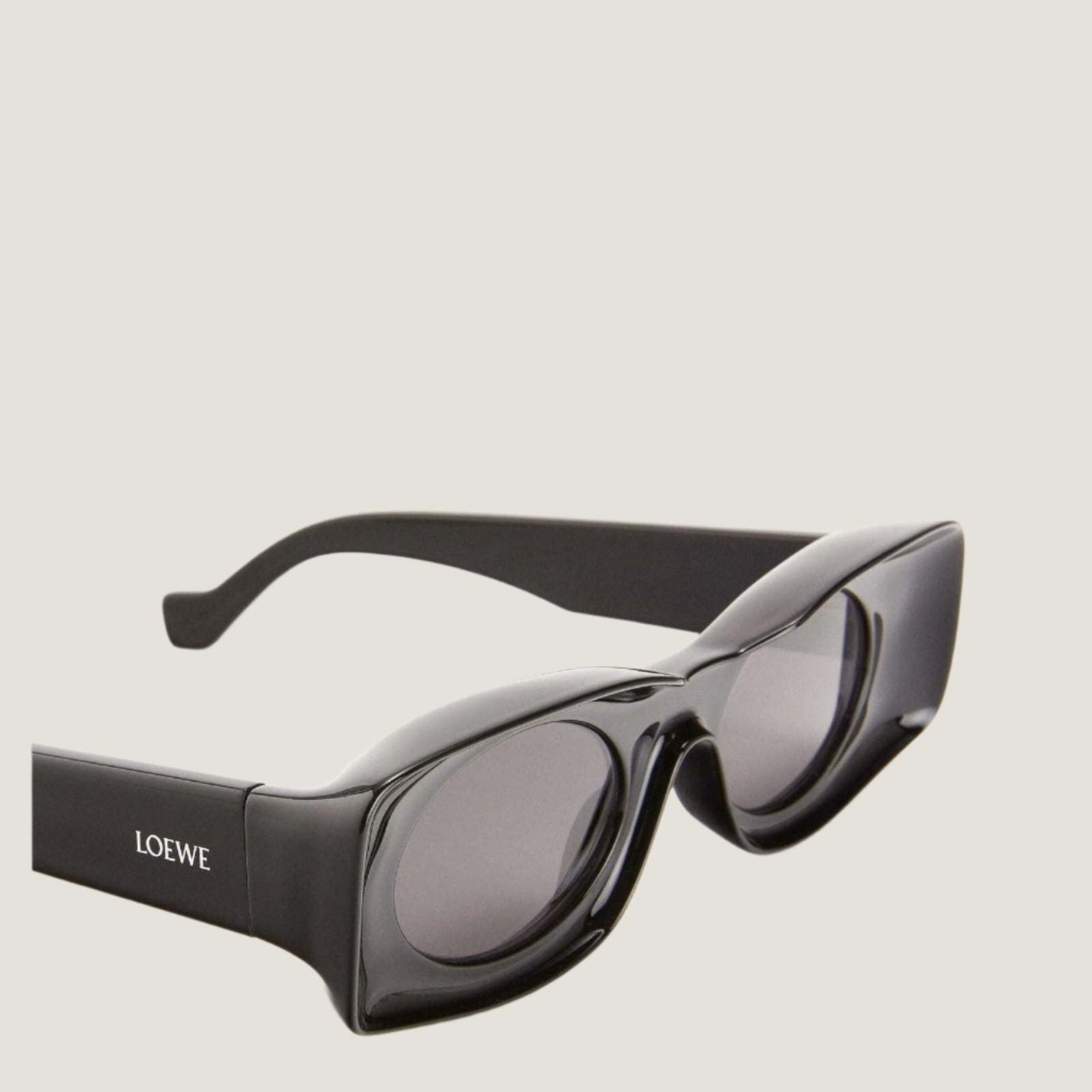 משקפי שמש LOEWE עם עיצוב מודרני ומינימליסטי, מסגרות גיאומטריות ועדשות UV400 ליהנות מסגנון ויוקרה.