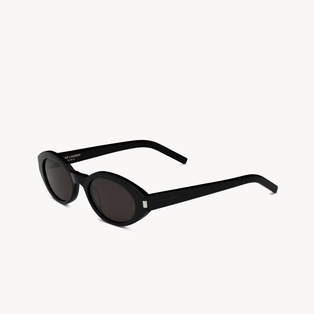 משקפי שמש SL עם מסגרת פלסטיק שחורה, רפידות אף מתכווננות והגנה 100% UVA/UVB.