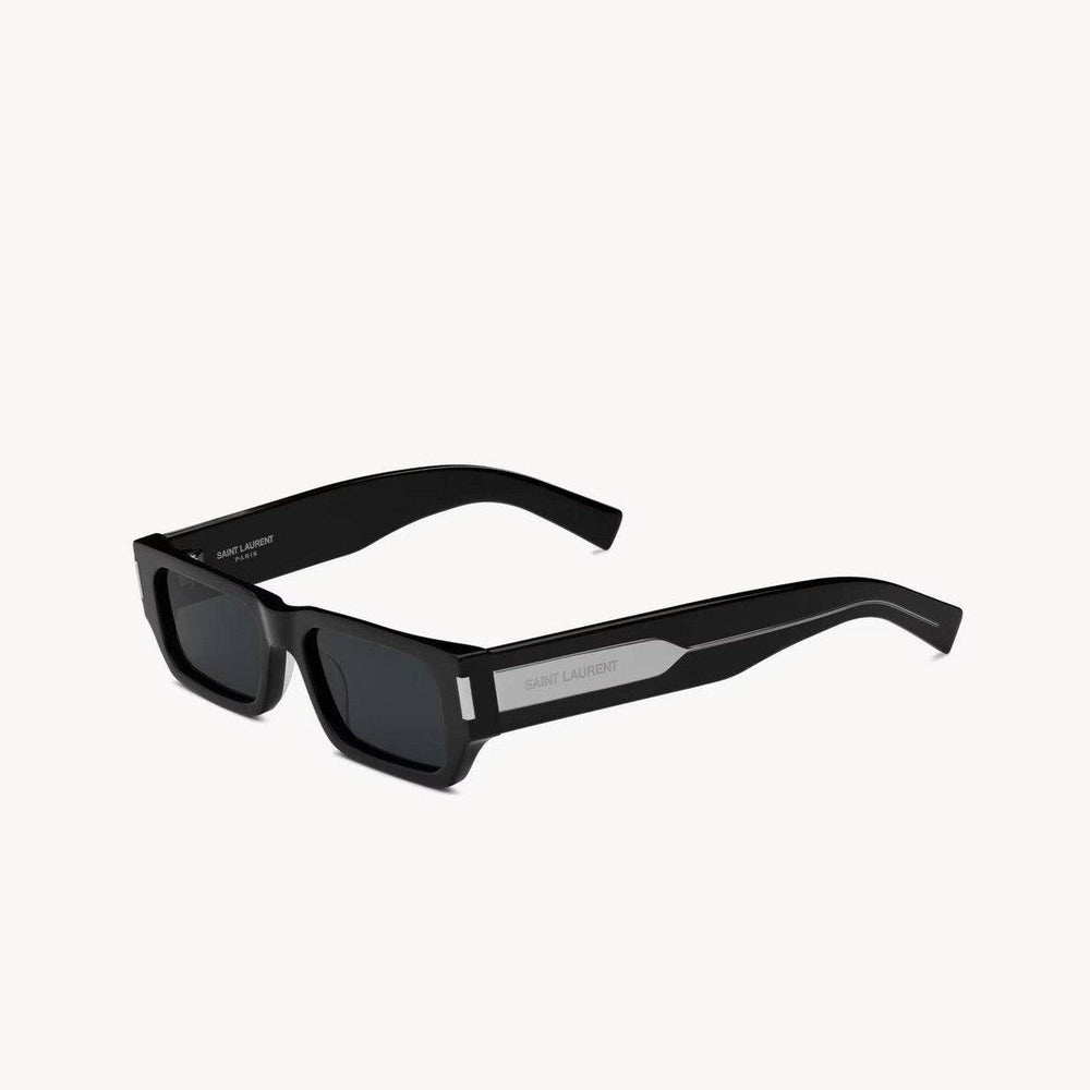 משקפי שמש SL עם מסגרת פלסטיק בצבע שחור, הגנה UVA/UVB מלאה.