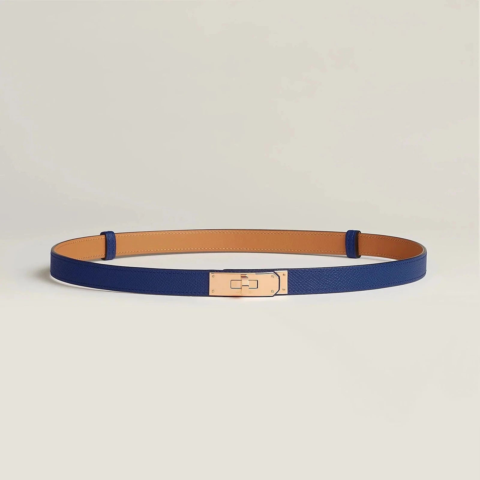 חגורת קלי רוז Hermès בעיצוב יוקרתי עם אבזם מתכתי אלגנטי.