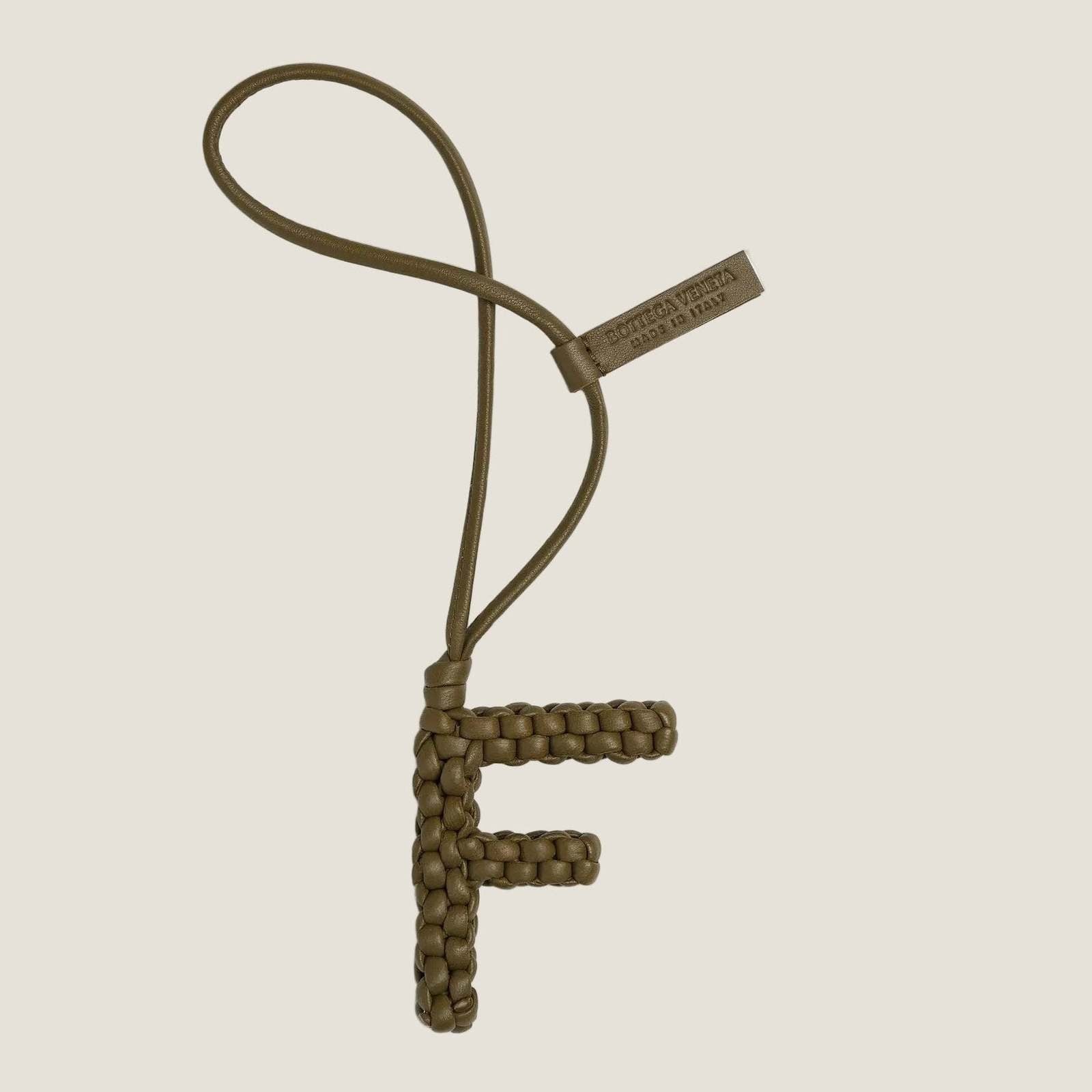 Image of בוטגה ונטה צ׳ארם אותיות