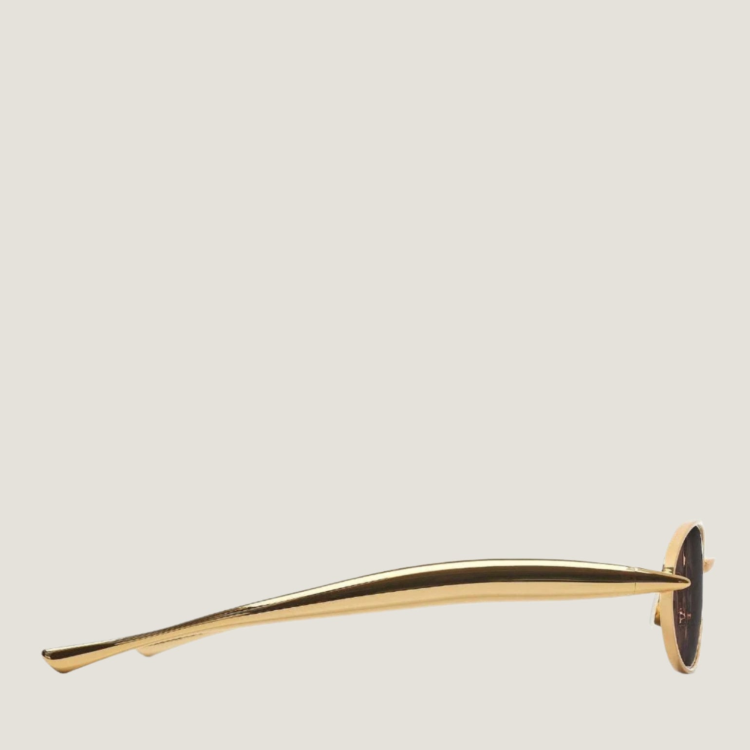 Image of משקפי שמש B, מסגרת מתכת זהב, הגנה מלאה UVA/UVB, רפידות אף מתכווננות.