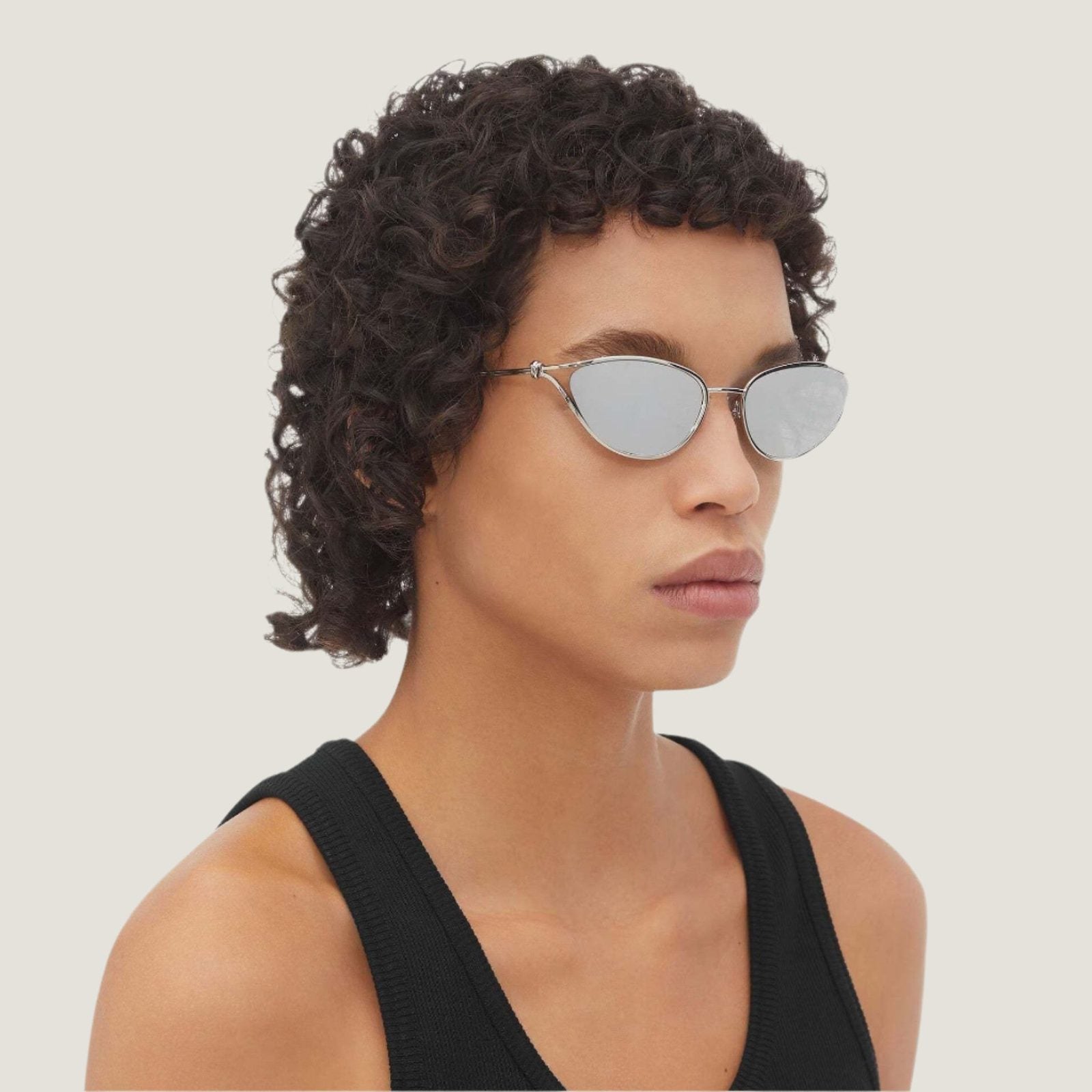 משקפי שמש B עם מסגרת מתכת שחורה, הגנת UVA/UVB מלאה, רפידות אף מתכווננות, מותאם לעדשות ראיה.