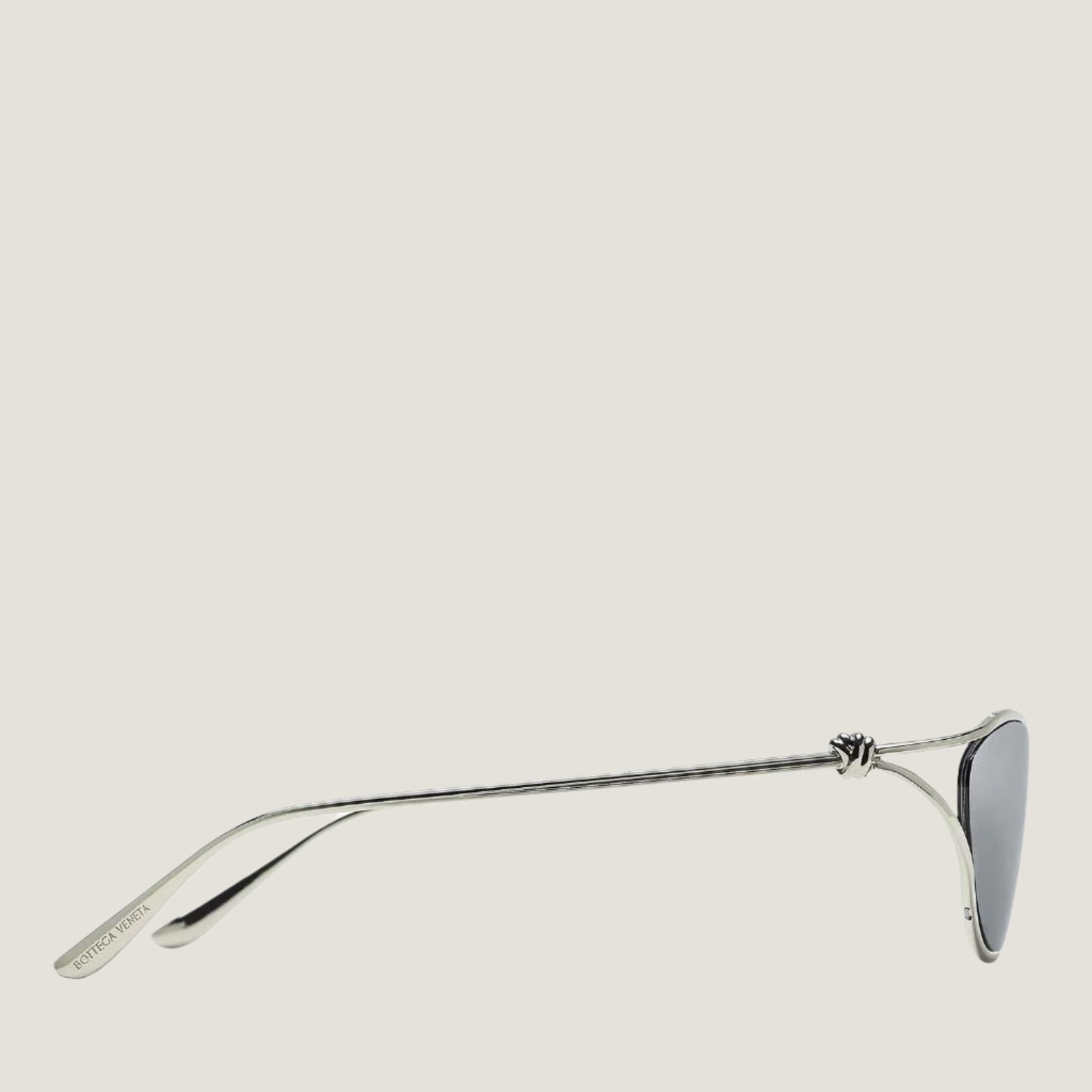 Image of משקפי שמש B, מסגרת מתכת שחורה, הגנה UVA/UVB, רפידות אף מתכווננות.