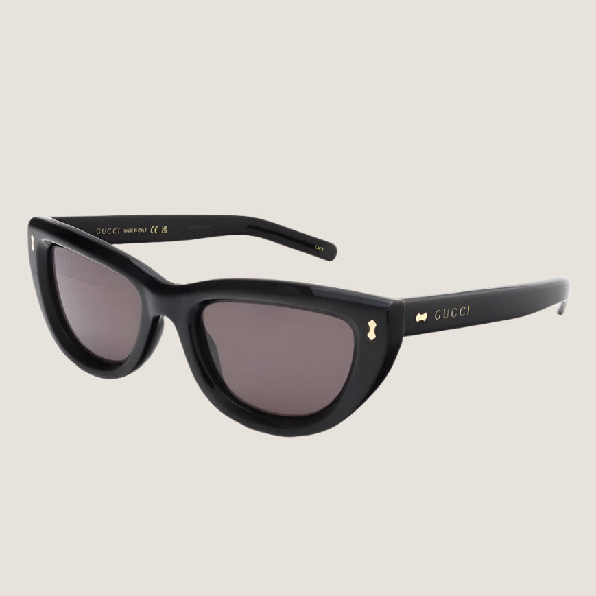 Image of Gucci משקפי שמש יוקרתיים בסגנון אייקוני, עיצוב מודרני עם עדשות UV400 להגנה מלאה.