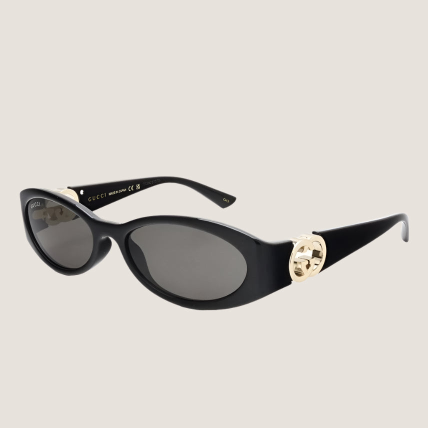 Image of משקפי שמש GUCCI יוקרתיים עם מסגרת שחורה ועיטור זהב.
