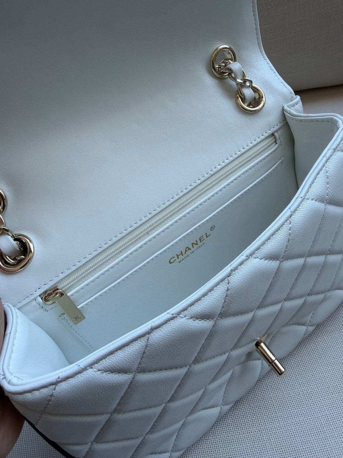 Image of Chanel bag 25 במלאי