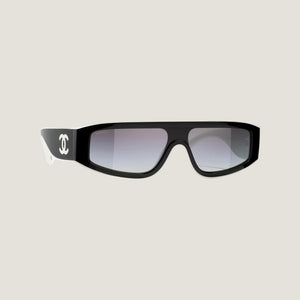 משקפי שמש CHANEL בעיצוב יוקרתי עם עדשות כהות והגנת UV400.