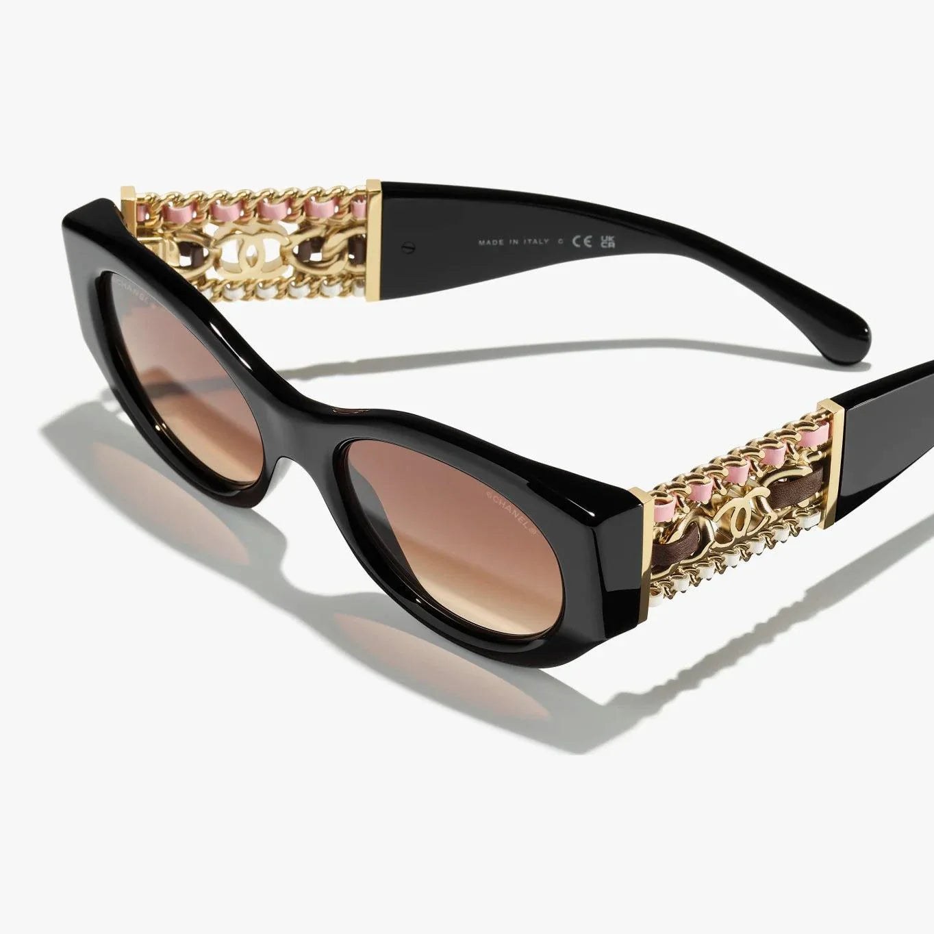 Image of משקפי שמש CHANEL, מסגרת פלסטיק שחורה, הגנה 100% UVA/UVB, רפידות אף מתכווננות, מתאימה לעדשות ראיה.
