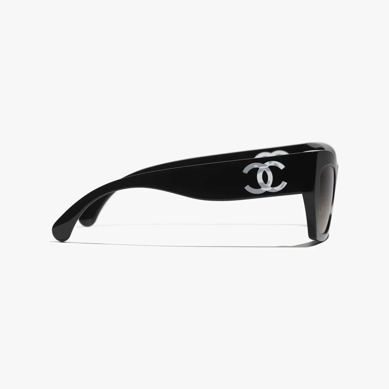 משקפי שמש CHANEL עם מסגרת שחורה מפלסטיק, הגנה UVA/UVB מלאה.