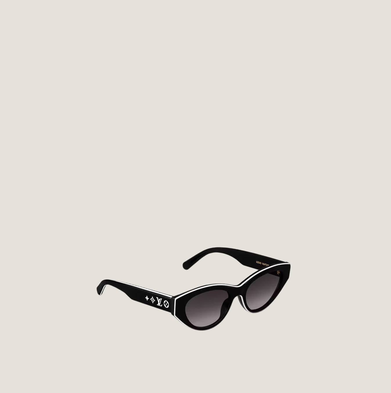 Image of Luxury women's sunglasses with black plastic frame, UV400 protection, lightweight comfort, and elegant design. Ideal for everyday wear.