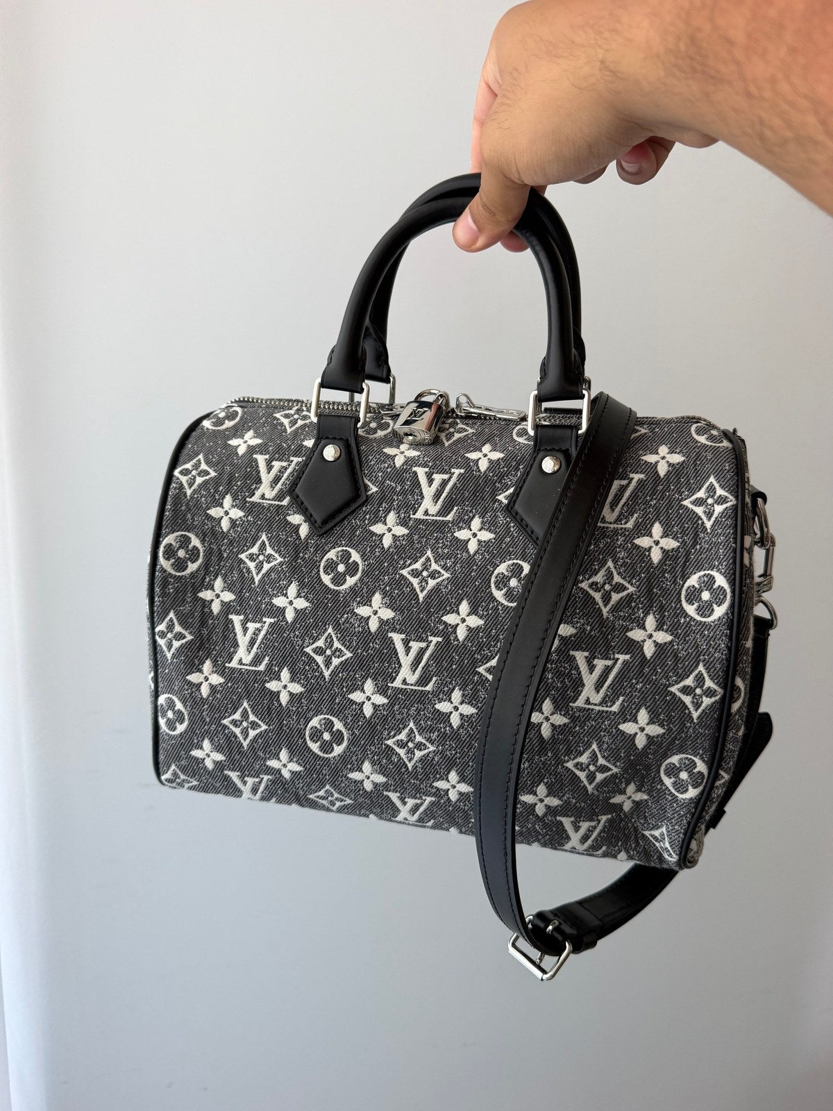 Image of LV 25cm bag במלאי