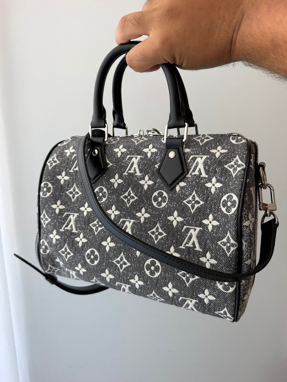Image of LV 25cm bag במלאי