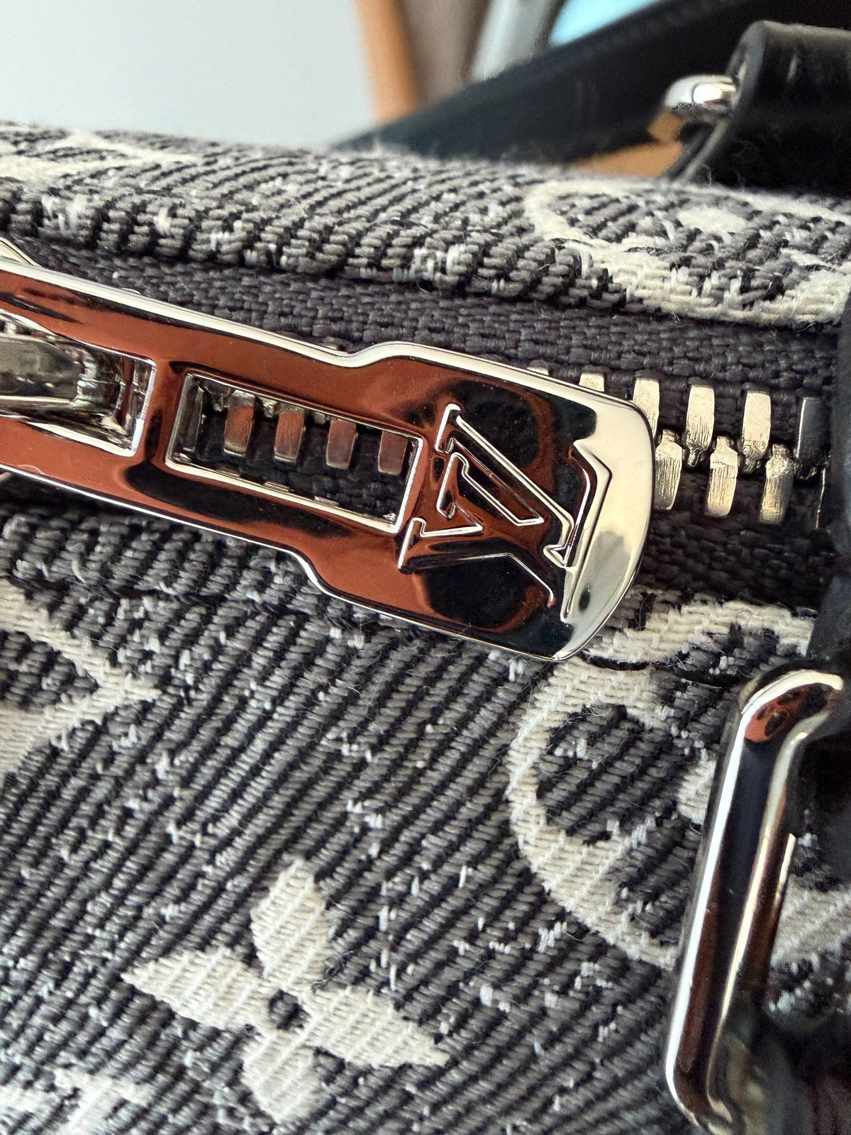 Image of LV 25cm bag במלאי