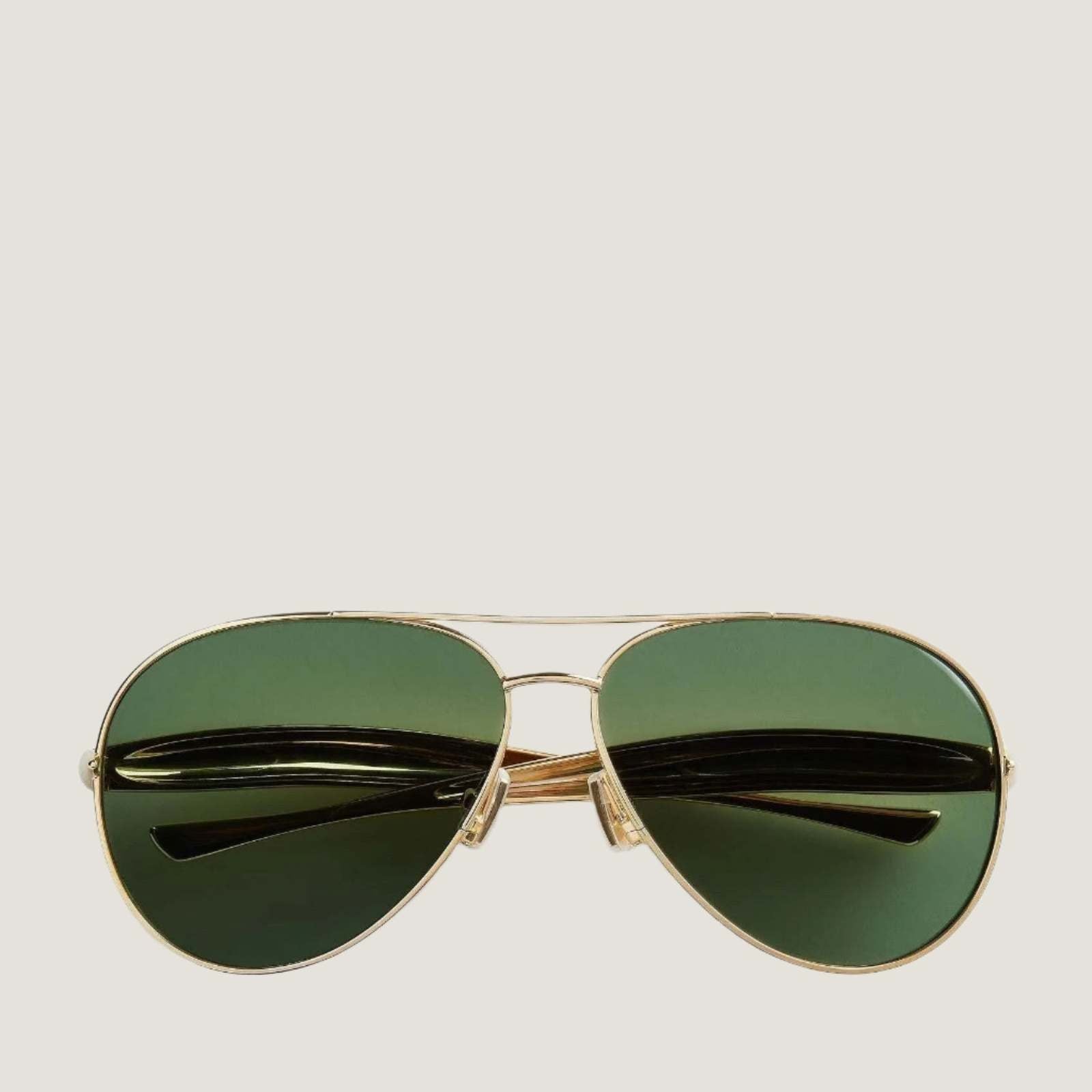 משקפי שמש BOTTEGA VENETA דגם 2025 בעיצוב טייסים עם מסגרת זהב ועדשות ירוקות כהות, הגנה מלאה מקרני UV/UVB.