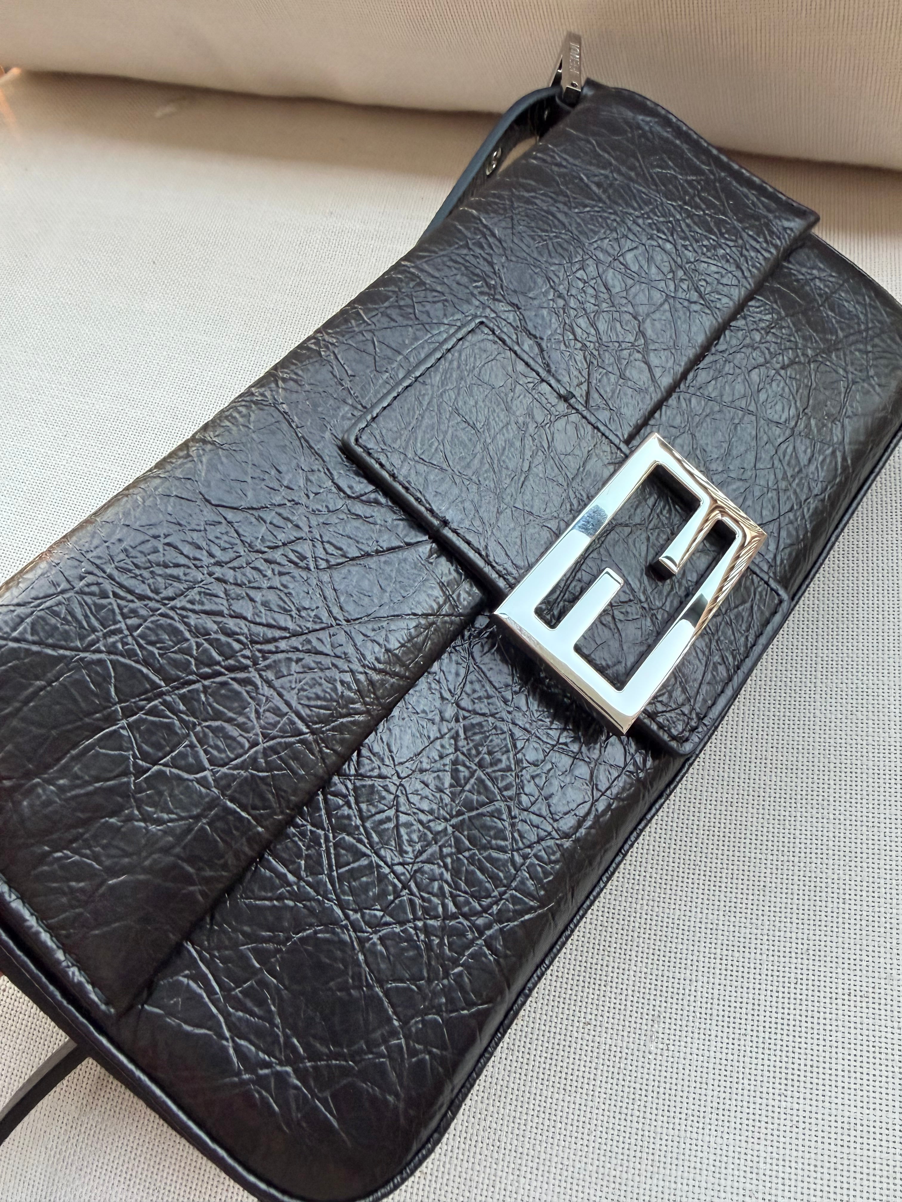 Image of fendi baguette במלאי