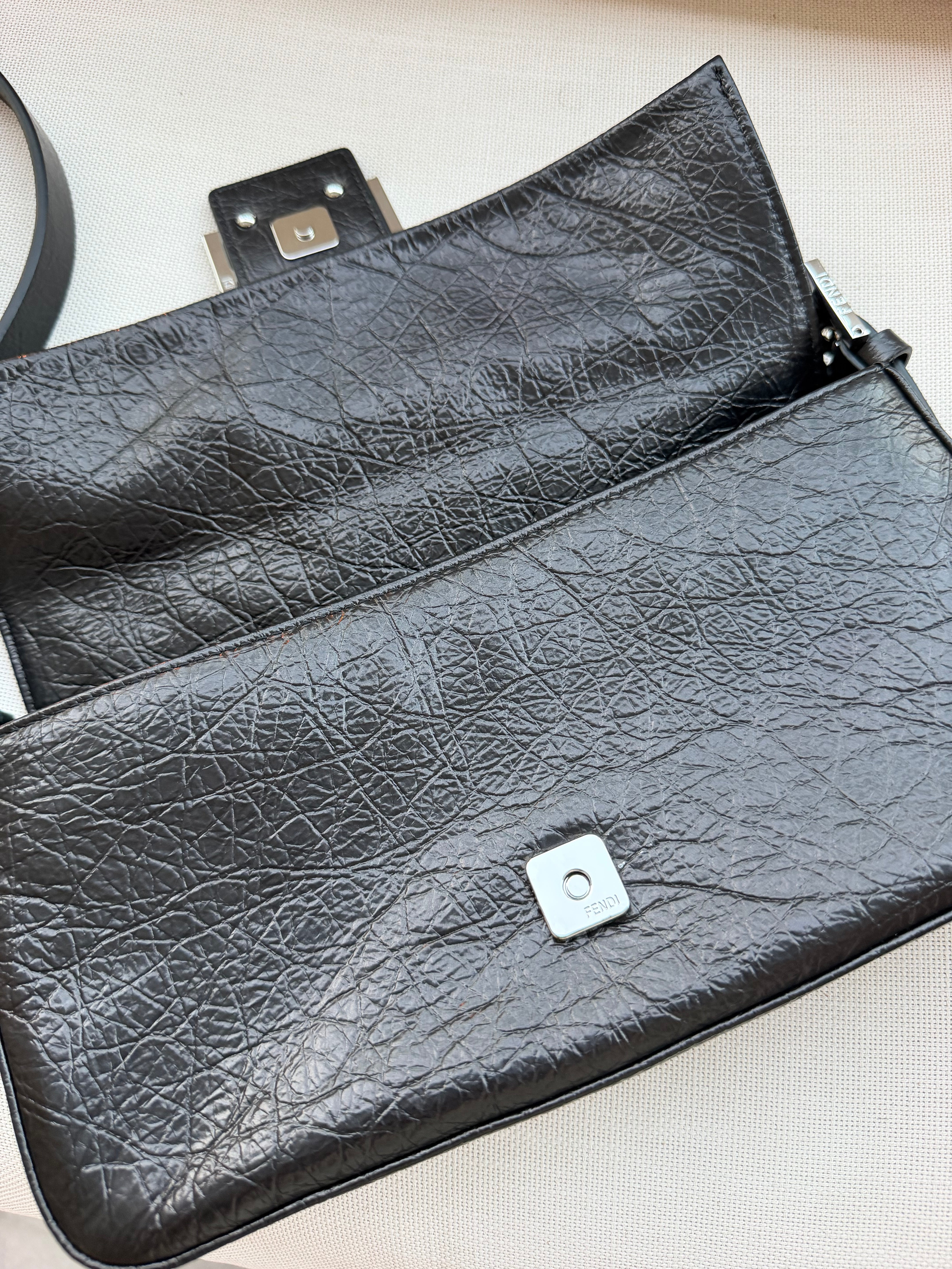 Image of fendi baguette במלאי