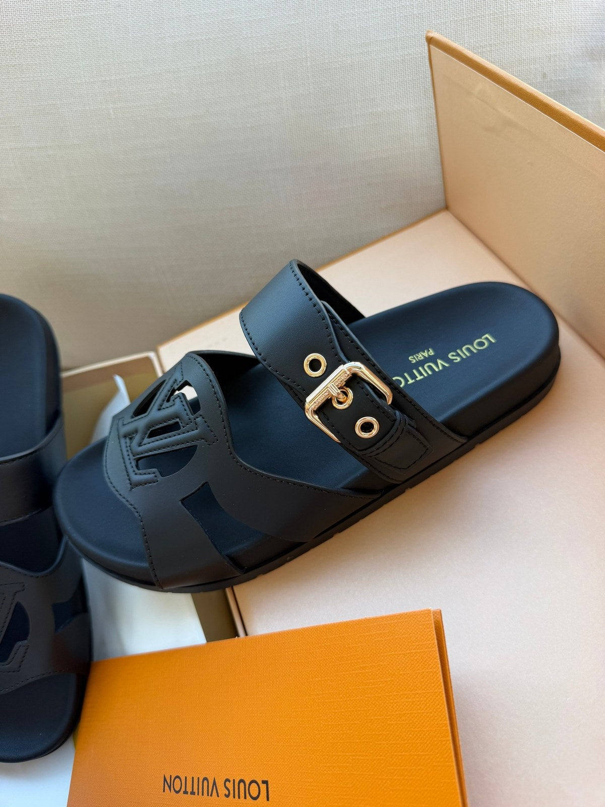 Image of LV sandals במלאי