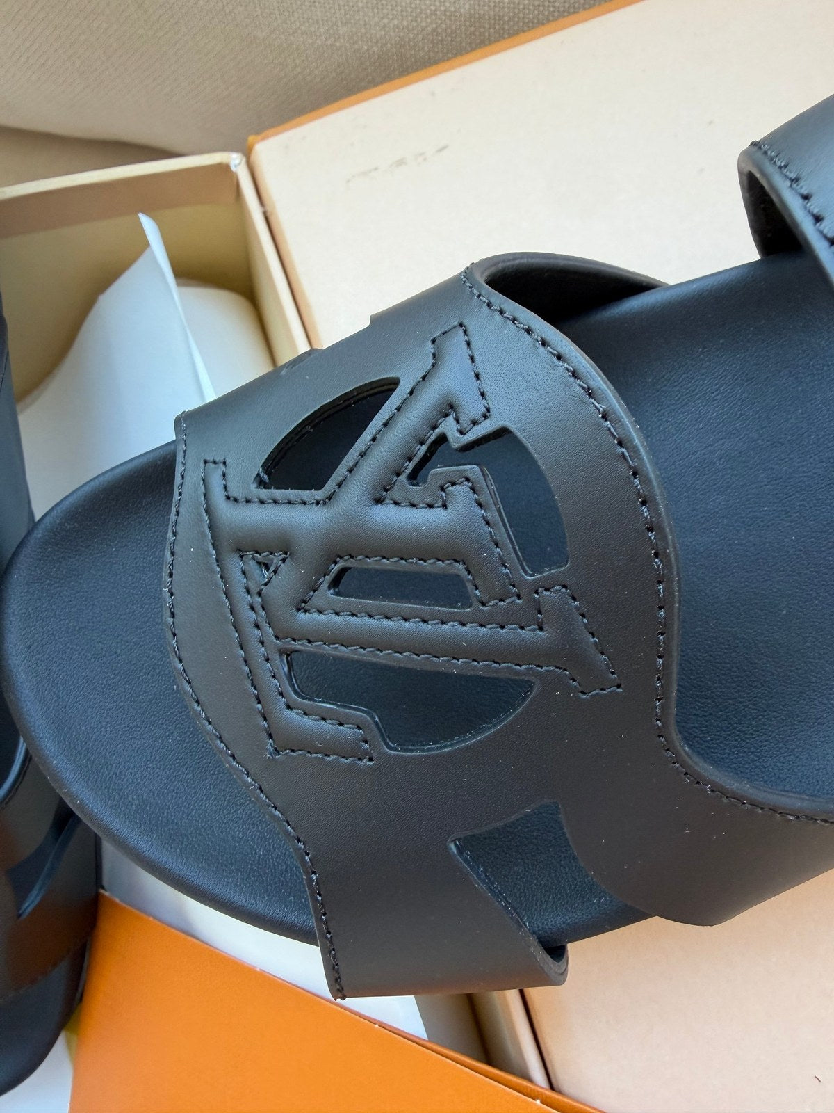 Image of LV sandals במלאי