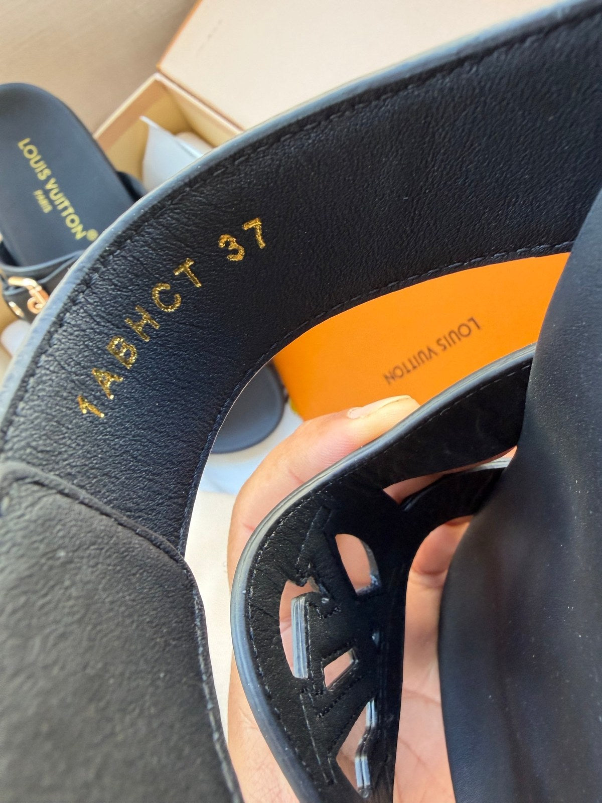 LV sandals במלאי