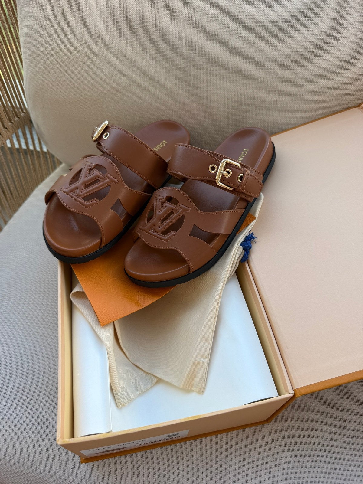 LV sandals במלאי