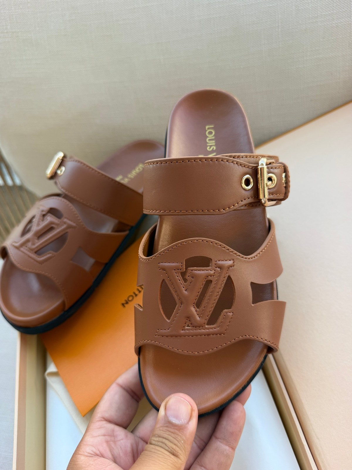 Image of LV sandals במלאי