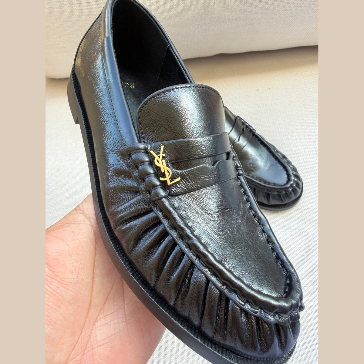 Saint Laurent מוקסין שחור במלאי