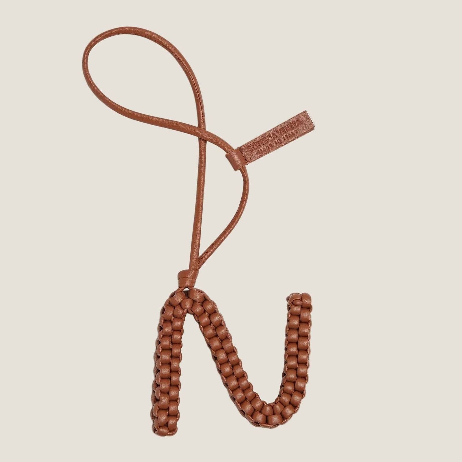 Image of בוטגה ונטה צ׳ארם אותיות