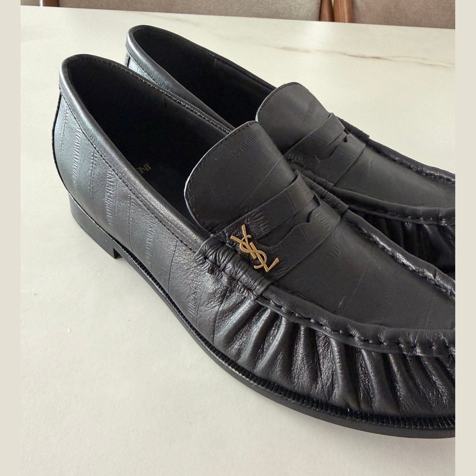 Saint Laurent מוקסין שחור במלאי