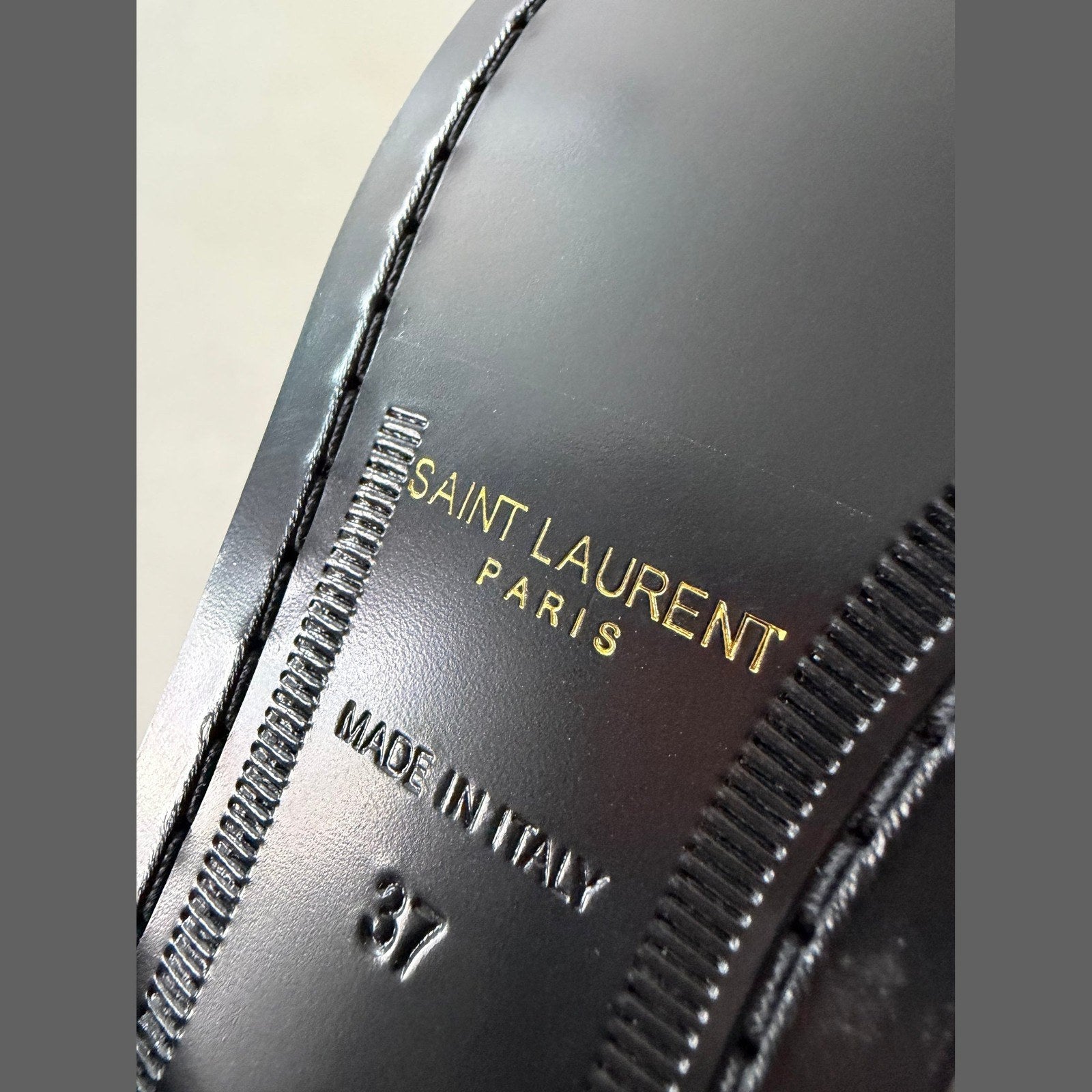 Saint Laurent מוקסין שחור במלאי