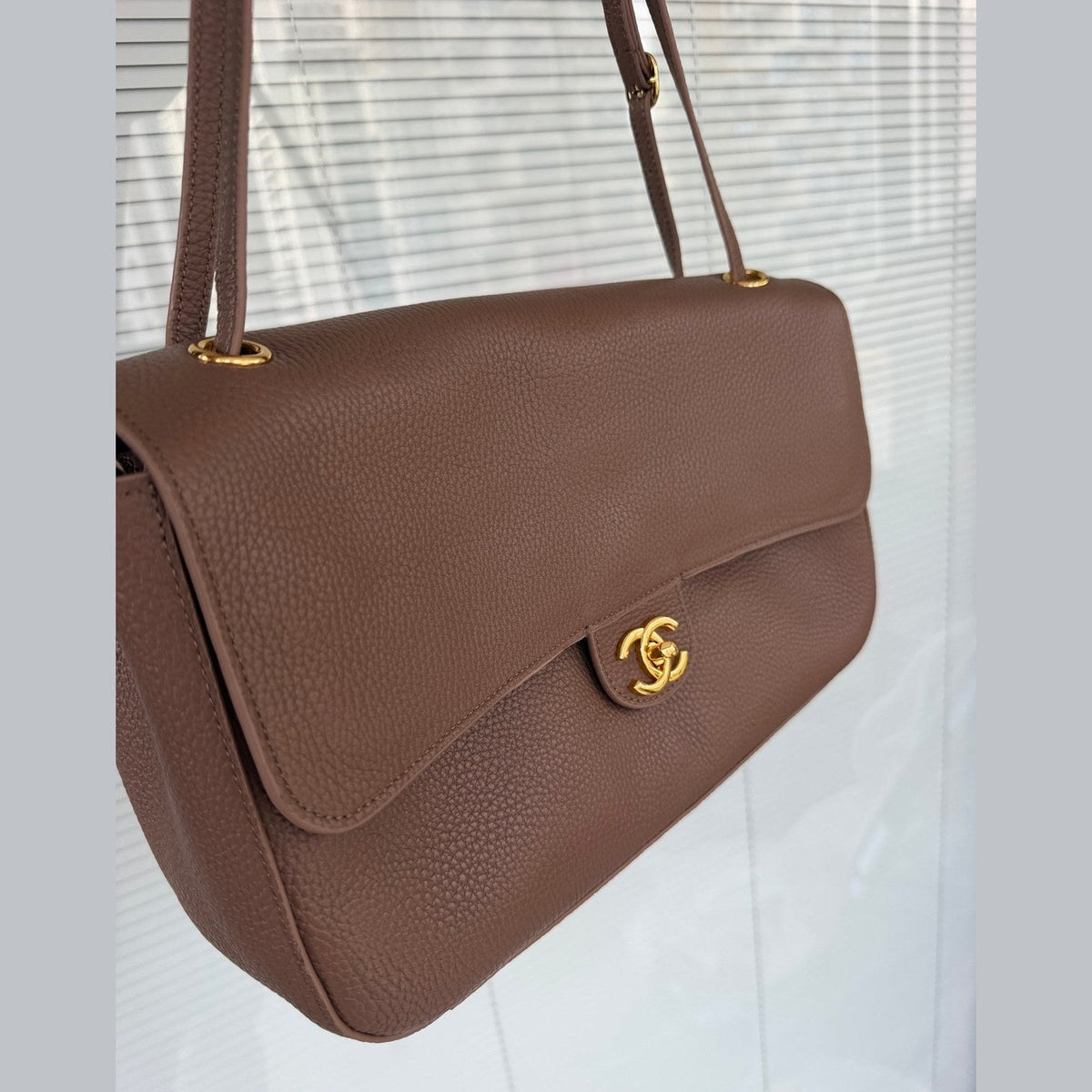 Chanel MAXI flap 32 cm במלאי